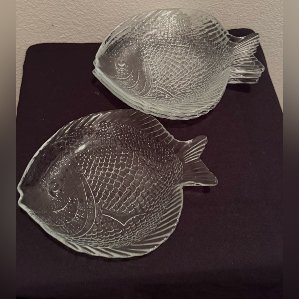 4 Arcoroc fish plates. 6.5”